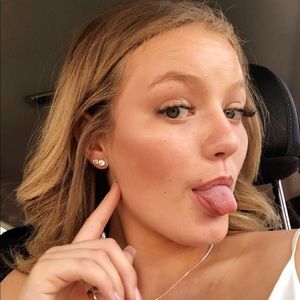 Meet your Posher, Abbey